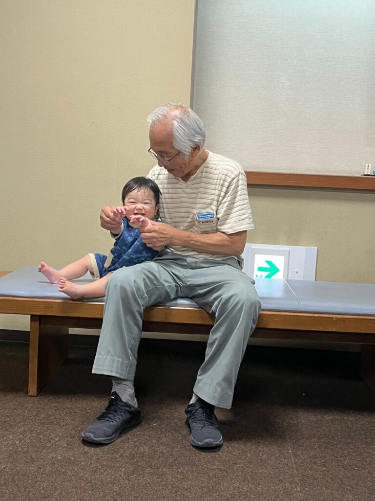 おぢばがえりで大好きなおじいちゃんに遊んでもらってご機嫌な一枚