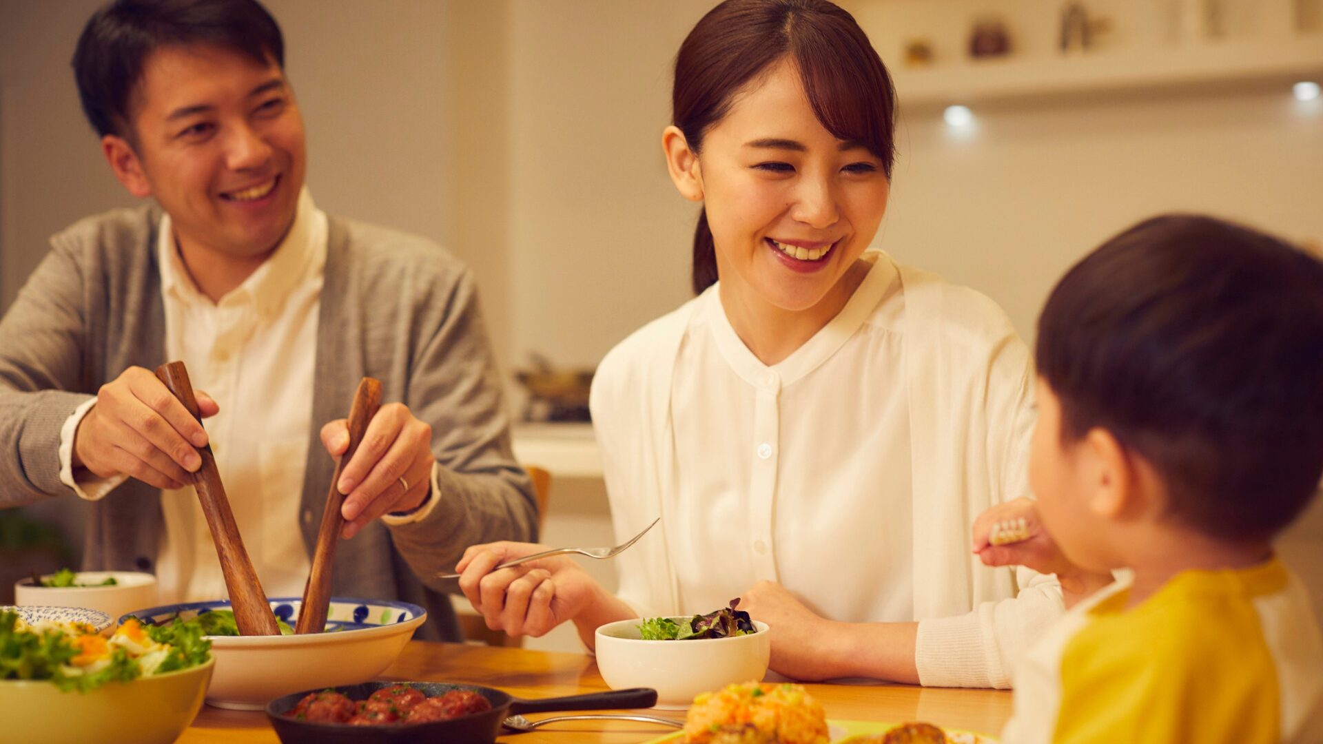 夕食時の散らかったテーブル